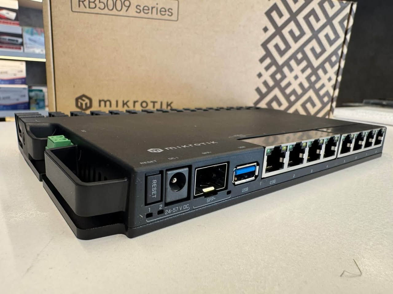 🚀 وصل حديثًا – راوتر MikroTik RB5009 🚀
إذا تبحث عن أداء احترافي، سرعة فائقة، واستقرار 24/7، فـ MikroTik RB5009 هو الخيار المثالي لشبكتك.

✅ معالج قوي متعدد الأنوية لأعلى أداء
✅ 7 منافذ Gigabit Ethernet
✅ منفذ 2.5G عالي السرعة
✅ منفذ SFP+ بسرعة 10G للألياف الضوئية
✅ منفذ USB 3.0
✅ يدعم نظام RouterOS بكامل مميزاته
✅ مناسب لمزودي خدمة الإنترنت (ISP) والشركات والمشاريع الكبيرة

💡 مثالي لـ:
• شبكات الفايبر FTTH
• الشركات والمؤسسات
• الكافيهات والفنادق
• مزودي خدمة الإنترنت
• الشبكات التي تتطلب أداءً عاليًا واستقرارًا دائمًا

🔥 قوة • سرعة • اعتمادية
MikroTik RB5009… الحل الأمثل لإدارة شبكتك باحترافية.

📩 راسلنا الآن لمعرفة السعر والتوفر.


**إذا كنت صاحب هذا الإعلان وتريد حذفه لأي سبب، رجاءا أرسل رسالة إلى الدعم الفني**