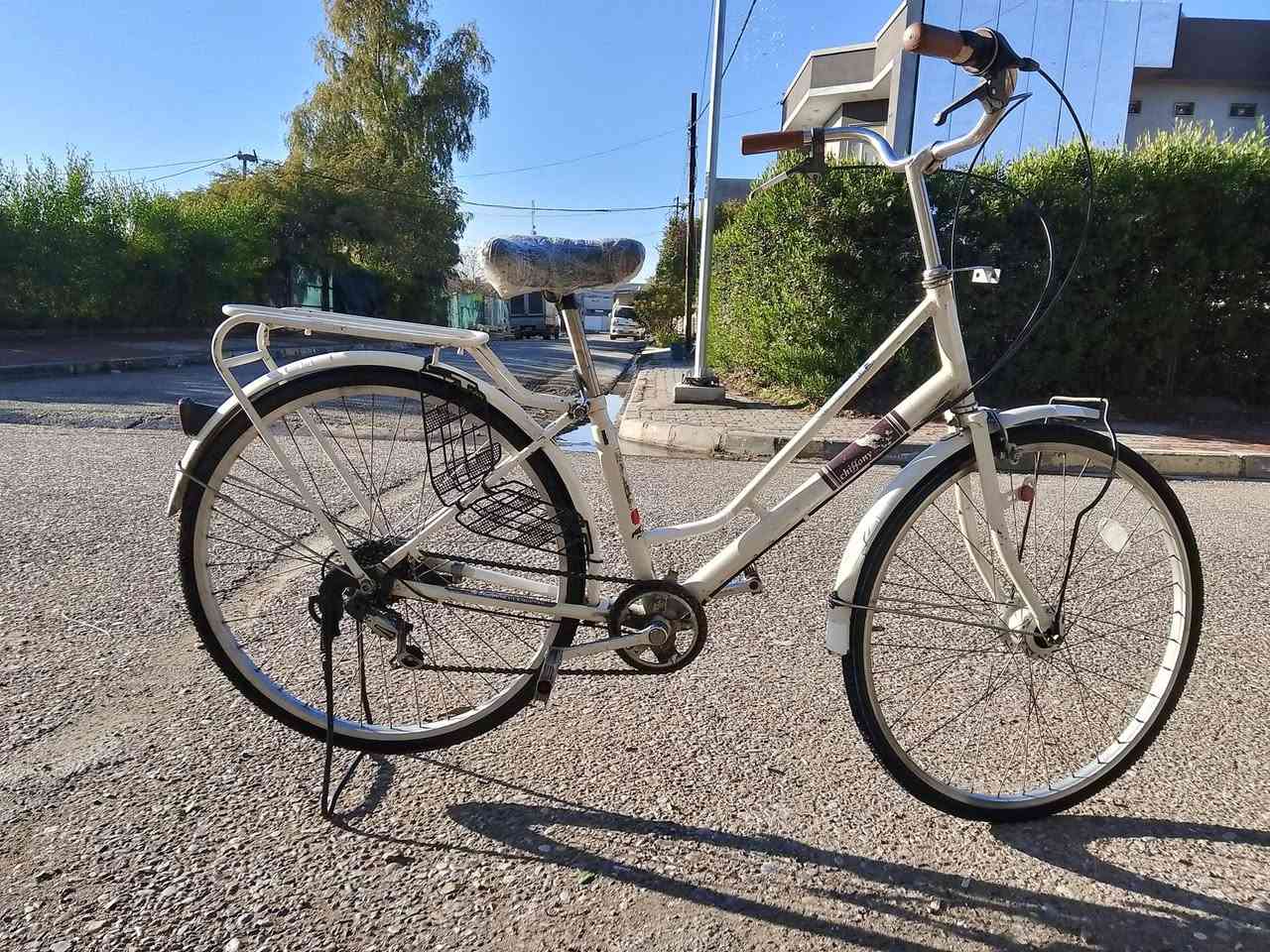 السلام عليكم للبيع حجم 26 كير حساس كامل السعر 75 بي مجال بسيط رقم ***********
