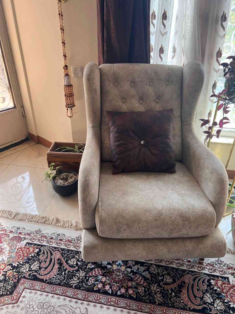 للبيع
نظيف كلش (شبه جديد)
طخم ونص
يتكون من ٣ قطع ثلاثية و ٤ قطع فردية وقطعة ثنائية
الموصل


**إذا كنت صاحب هذا الإعلان وتريد حذفه لأي سبب، رجاءا أرسل رسالة إلى الدعم الفني**