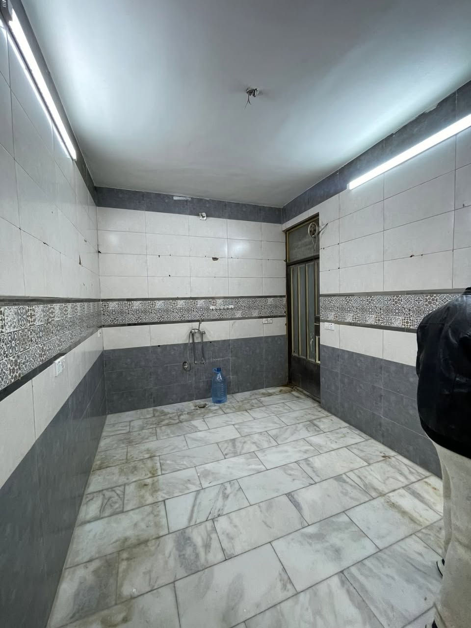 #للايجار 50متر طابقين بشارع نخل

يحتوي عل غرفتين نوم وصاله مطبخ صحيات

السعر700 الاستفسار***********
