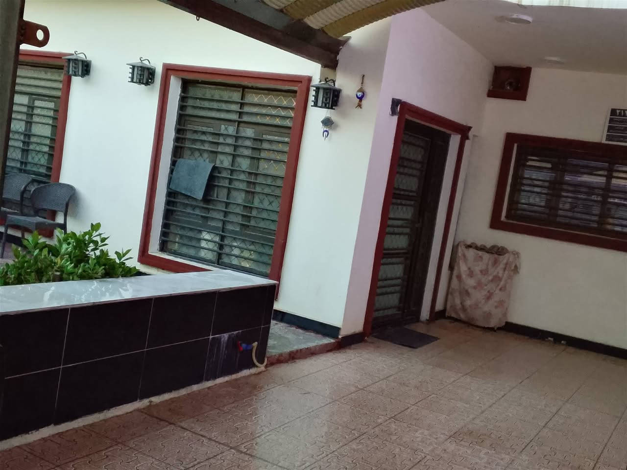 السلام عليكم
دار للبيع مساحه 225
الدوره الرواد مربع الذهبي شارع20 البيت مقابيل دائره كهرباء ثاني بيت على شارع العام موقع مميز 
طابو صرف 
يحتوي البيت على اربع غرف نوم
مطبخ عدد 2 حار بارد صحيات عدد 3
صاله كبيره وحولي حديقه وكراج كبير البيت يباع مع الاثاث مطبخ ايطالي درجه اولى تفصال + 4سبالت كنتوري 
السعر خاص او اتصل على الرقم
***********
