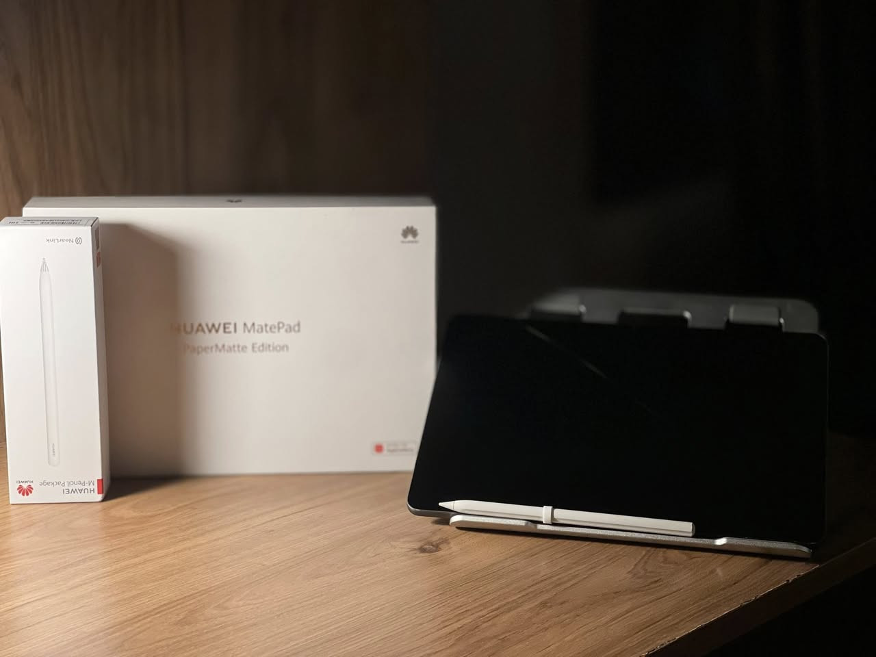 🔴 للبيع: تابلت هواوي MatePad 11.5 (نسخة PaperMatte) - ذاكرة 256GB
التفاصيل:
السلام عليكم،
للبيع تابلت هواوي ميت باد 11.5 نسخة (بيبر مات - الشاشة الورقية المطفية) المخصصة للدراسة والقراءة لحماية العين.
الجهاز اشتريته قبل سنة تقريباً واستعمالي إله كان دراسة فقط (تصفح وقراءة ملازم)، الجهاز نظيف والوصل مالته موجود (سعر الشراء 425 ألف).
📱 المواصفات الأساسية:
• الذاكرة: 256 جيجابايت.
• الرام: 8 جيجابايت (أداء سريع وسلس).
• الشاشة: 11.5 بوصة بتردد 120Hz (نوع PaperMatte مريحة جداً للعين وملمسها مثل الورق بالكتابة).
• المعالج: Snapdragon 7 Gen 1 (ممتاز للألعاب والدراسة).
• البطارية: 7700 mAh (تطول عندك هواي) مع شحن سريع.
⚠️ ملاحظات (للأمانة والمصداقية):
1. الشاشة: بيها كم شخط وفطر واحد بسيط، بس أبد ما مأثر على أداء الجهاز، ولا على اللمس، ولا على الكتابة بالقلم (تكدر تفحص وتتأكد بنفسك).
2. القلم: الجهاز يجي وياه القلم الأصلي (M-Pencil NearLink) بكرتونه، لكن شاحنة القلم ضايعة. تكدر تشتريها من أي مركز صيانة أو مبيعات لهواوي وسعرها تقريباً 15 ألف دينار فقط.
📦 الملحقات:
الكرتون الأصلي، الوصل الأصلي، والقلم، شاحنة وبلك.
💰 السعر: 350 الف دينار وبيه مجال بسيط للشراي الجاد.
📍 المكان: بغداد - بغداد الجديدة - النعيرية
📞 للتواصل: *********** او خاص
