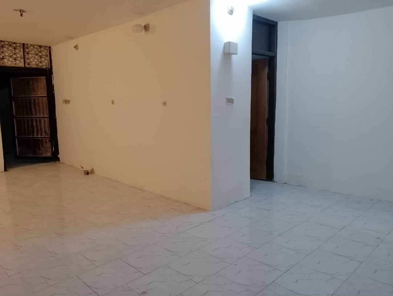 ‏بيت إيجار طابق أرضي بنا حديث يحتوي على غرفة وصالة مطبخ خدمات مكان المهدية الثالثة السعر 550 وبي مجال بسيط اتصال على أرقام المكتب ***********￼
