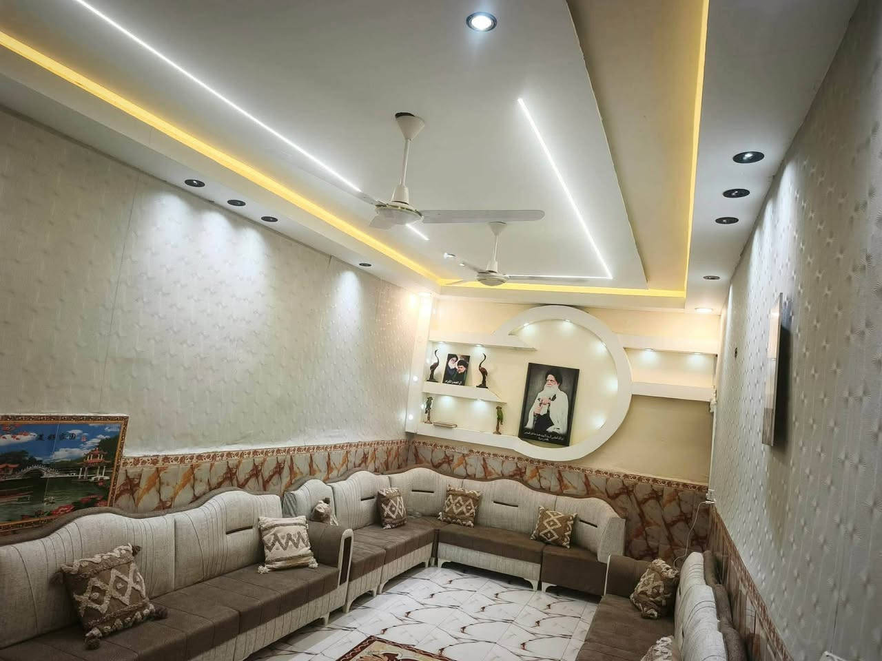 عرض رقم ٩...على بركة الله وتوفيقة...جبتلكم بيت متعوب علية وكامل مكمل و المساحه 400متر. البيت 200 و الحديقه 200 منطقة الخامس البيت يحتوي على 3غرف. 2 جوه وغرفه فوك  صاله ومطبخ  وستقبلل 7في4. وكراج سياره. صحيات خارجية وداخليه. البيت كامل من كلشي. السعر. 55.اي استفسار مراسلتنا او الاتصال على الست رضا الله غايتي على الرقم ***********
ملاحظة .البيت مسجل بالبلدية مشمول بالتطويب ويرھم مراوس خارج خماس.
