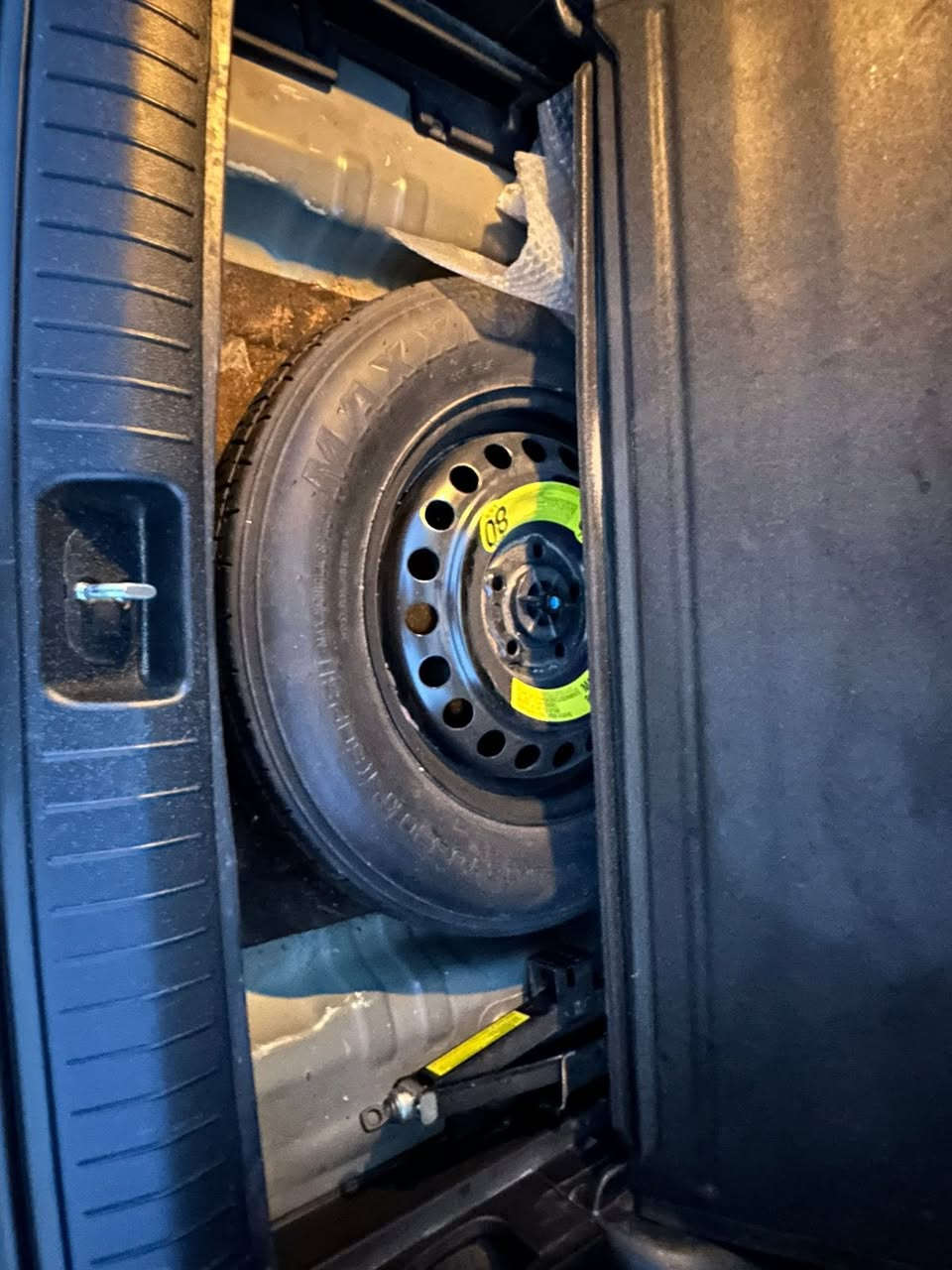 السلام عليكم 
سبورتج موديل 2018 وارد امريكي 
بدوووون ايرباك لون اسود لامع 
المواصفات :- 
تحكم ستيرن 
مودات قيادة 
فور ويل 
كامرة خلفيه
رقم جديد بغداد الجديد + هزة جديدة
تبريد ثلج 
تخم تايرات جديد 
محرك 2400 
ماشية ٦٠ الف ميل حقيقي قابل للزيادة
كامله السيارة مابيها اي نقص باتري جديد عدة سبير جديدة 
داخل جديد السيارة ممتعوبه وناصبه واحلى من الصور 
ملاحضة :- السياره بدون حادث فقط الدعاميه الاماميه  لان جانت شويه مشخطه وشكلها محلو + شخط بالباب السايق ومكحل ومبين تجي وتشوفه 
كلشي بالسيارة ذكرته  اي استفسار اني حاضر 
العنوان بغداد - حي الجهاد 
السعر١٦٣$ وبيها مجال بسيط 
***********
