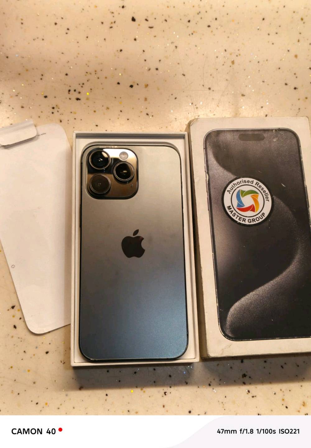 السلام عليكم ايفون 15pro max ذاكره 256 البطاريه 87 الجهاز جديدددد بمعنى الكلمه ومشحون 511 بس  بي شاشه استبدال فقط ومبدل بشاشه تفصيخ يعني استخدامها احلى من مال الشركه***********