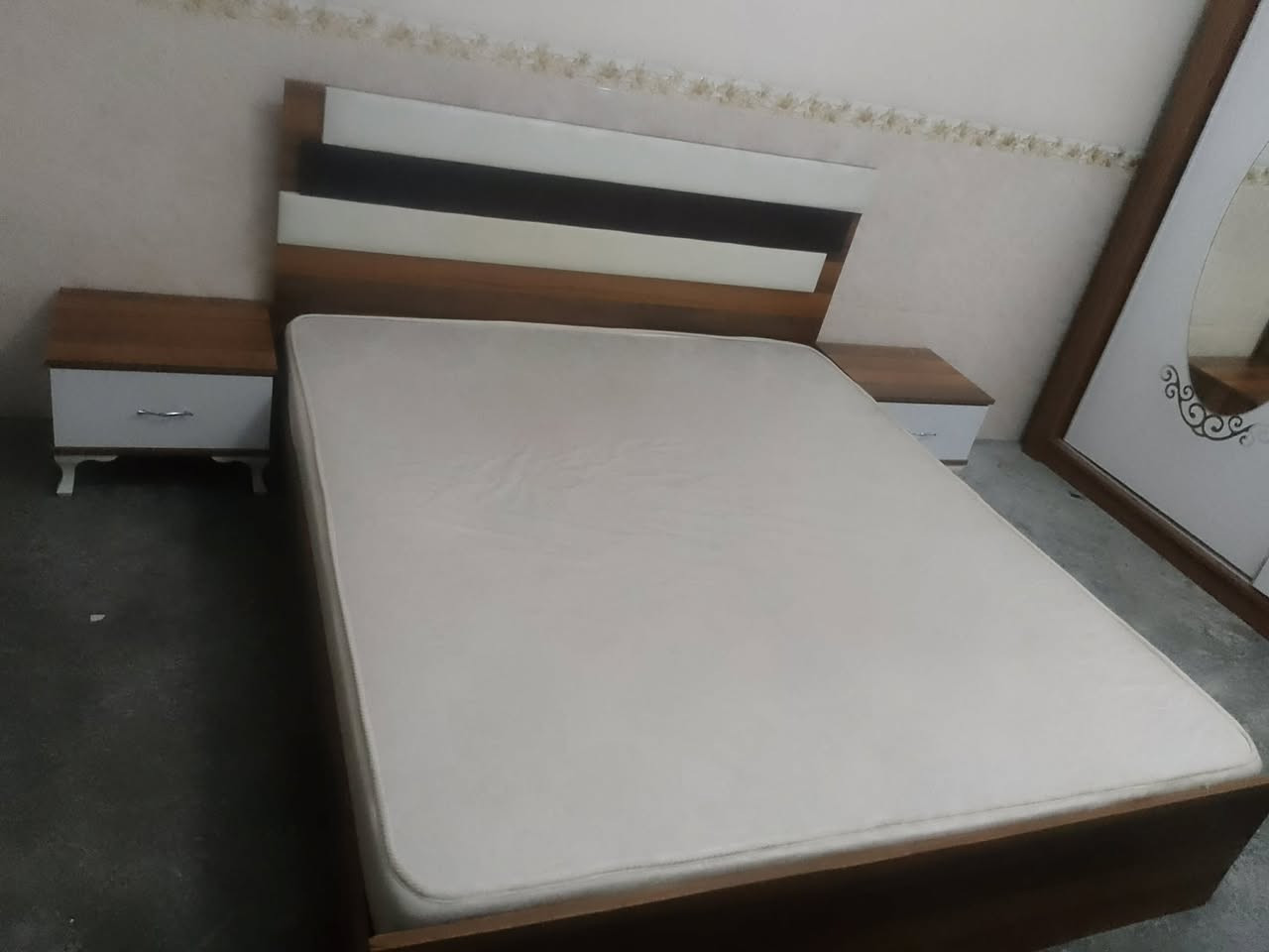 ژووري نوستن توركي زور زور خاوينه 5 بارجيه به دوشه كو 6 بارجيه دوشه كي ده رجه يه كه  هه موي به يكو افروشم نرخي 350 كه ياندو بستنيشمان هه يه مشتريت تيل بو ژماره به كه *********** شوين كه لار
