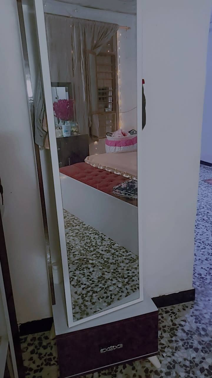غرفه للبيع اخذناها بمليونين و800 شازلونيه تحتوي على 9 قطع نظيفه وجديده رايدها ب700 للشراي خسران بيها هواي رقم *********** او خاص
