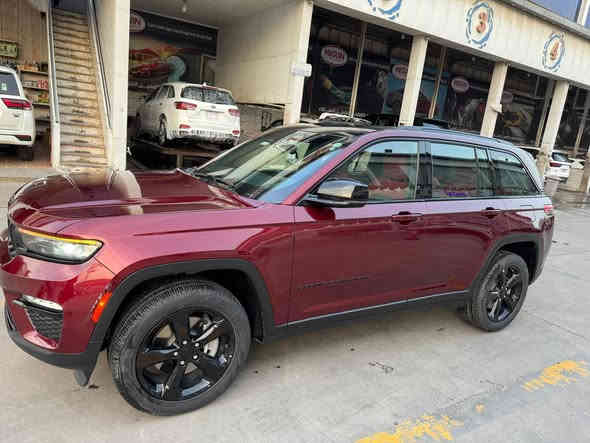 *مكلف بالنشر* 
السلام عليكم 
جيب كراند شيروكي ( التيتيود )
Jeep Grand Cherokee Laredo Altitude   
5 راكب 
*( خليجي )*
6 سلندر 
لون ماروني 
مرقم أربيل جاهزة سنوية لـ 2028
المواصفات :- 
- فتحة سقف 
- كشنات جلد 
- ⁠حساسات خلفية
- ⁠رادار امامي مع مانع تصادم
- ⁠تشغيل عن بعد 
- ⁠تحكم كهربائي بالمقاعد 
- ⁠دفع رباعي 4x4
وباقي المواصفات معروفة 

للعلم مغلفة بأفلام الحماية ppf بالكامل
السيارة جديدة وما ماشية هواي فقط 
*37km*
جاهزة من كلشي فقط بيها ضرر رصعة بسيطة بالباب الخلفي مثل ما موضح بالصورة مع اثر زلغ بالنانو بالدعامية الامامية 
غيرها كفالة من كلشي 
السعر : *385 $* وبيها مجال قليل 
السيارة موجودة بالبصرة 
للتواصل : 
0771 955 2854
