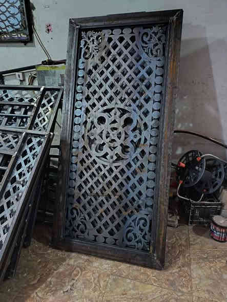 حدادة متنقله 
لعمل البيبان والشبابيك وعمل السقائف السندويج وسقائف الجينكو وعمل محجرات الدرج والديكورات 
وصيانة الابواب القديمه 
وصبغ جميع انواع الحديد 

حدادة متنقله 
اجيك لباب البيت 
التواصل 
***********
ابو عباس الحداد السماوا
