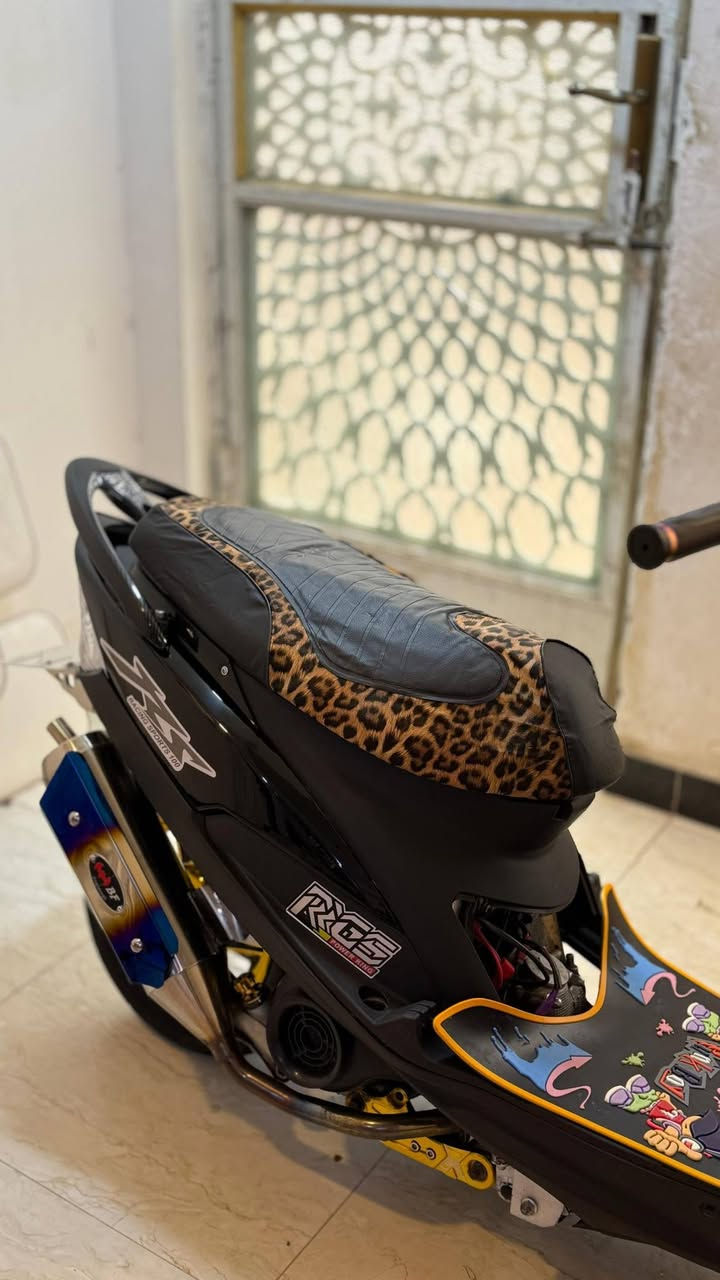 السلام عليكم ماكس عدله للبيع ' الدراجه بيه تزويدات ومحرك 55 بلادي ' شلعه ومعدل تخوف ''''''
وتزويداته ' كابريتر اي بي كي 
ويل كب داخل ذهبي 
قطره دهن ذهبي 
دشلي ذهبي 
شيال ذهبي 
تايرات جدد 
كشن جديد 
يدات 7 ألوان ' 
تعلاكه ذهبي 
كلجات رياضي 
سبايدر كاربون فايبر 
خرز رياضي ' 
صدر امامي رياضي 
صدر خلفي 7 ألوان رياضي ' 
قبق فلاوين موجود بس ما شاده 
بنزات جدد 
كفرات ختم واحد 
الدراجه مزرعه تزويد عدا لما ذكرتهم 
ونكره سلف وهندر ' وآسف ع أطاله 🩵


**إذا كنت صاحب هذا الإعلان وتريد حذفه لأي سبب، رجاءا أرسل رسالة إلى الدعم الفني**