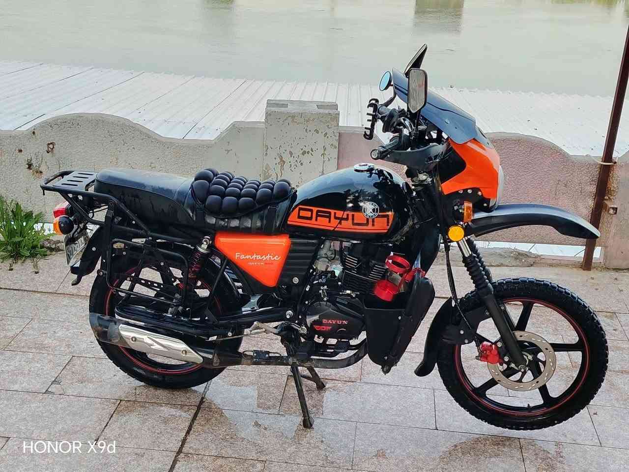 السىلام عليكم دراجة دايوان مرقم اربيل مداور نضيفه انظف من الصوره مدة استخدامها اربعة اشهر وين ميعجبك افحص اترايهة للشمال السعر خاص او مراسله ع الواتساب الرقم  *********** ملاحظة مكان الدراجة السماوة موديل 2025
