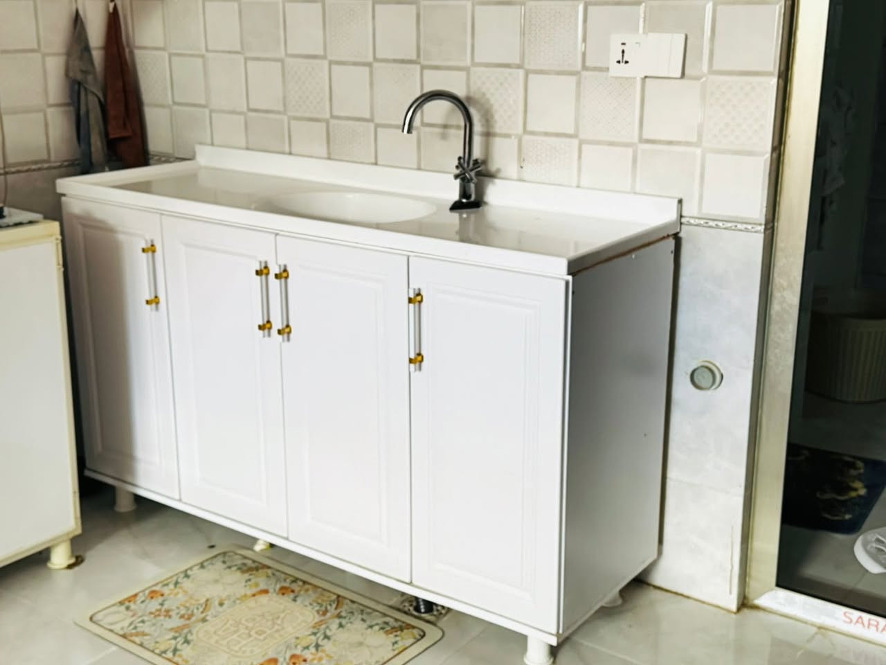 السلام عليكم من رخصة الادمن 
كاونترين للبيع جديدات نضافه 100‎%‎ استعمال كلش بسيط فصال اصلي 
الابيض كاونتر + سنك 460 الف 
الرصاصي كاونتر + سنك + ميز طباخ + كاونتر منفصل لساحبة 
500 الف 
فرن كهربائي جديد استعمال شهر فقط بـ 35 الف
دبة الغاز 40 الف 
جزامه 10 الااف دينار 
*********** للأتصال
