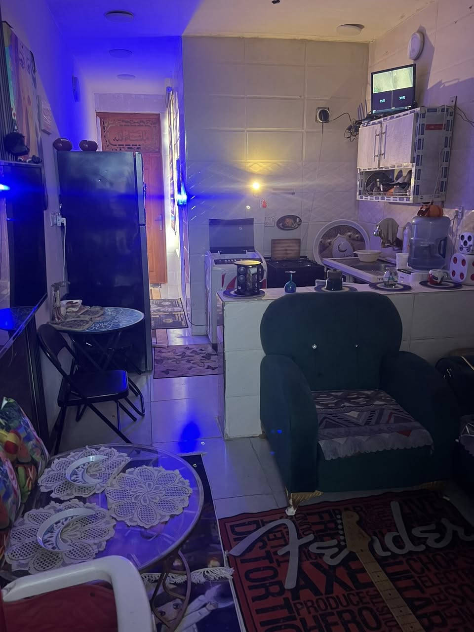 سلام عليكم بيت لبيع مساحه 53متر يحتوي ع ثلاث طوابق 
مشتمل طابق ارضي معزول وشقتين فوك درج خارجي بناء جديد كل طابق يحتوي ع هول مفتوح ع مطبخ نظام تركي وحمام وغرفه واسعه 
كلهن نفس نظام 
العنوان حي القاهره شارع المدارس صاير بل فرع 
رقم صاحب الدار 
السعر 200 مليون 
عرض فرع ٦ متر
***********
