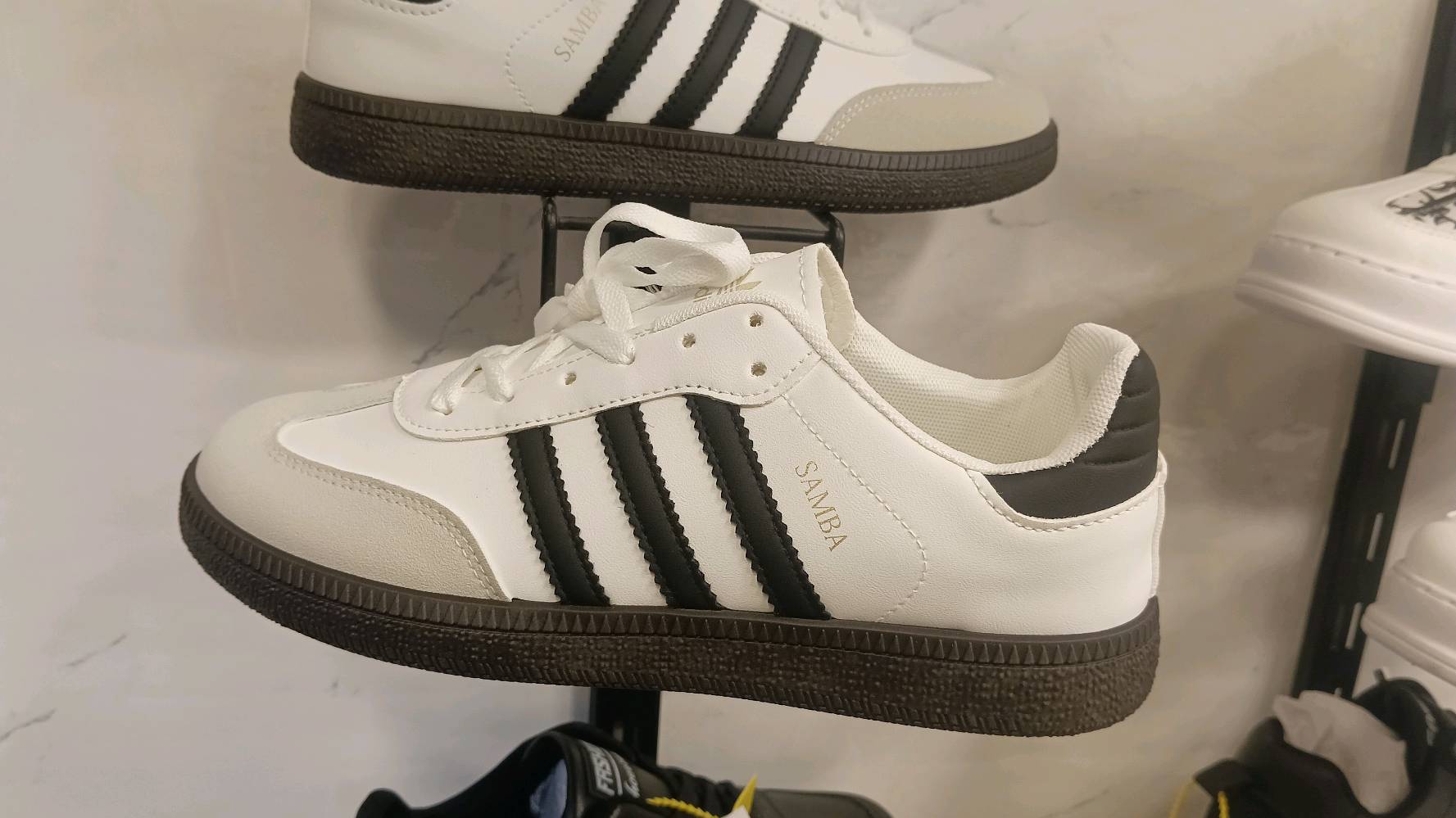 الجبيله شارع السايلو قرب مستشفى الشفاء 
احذيه جديده