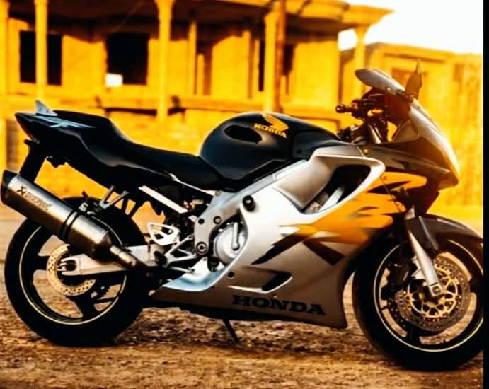 السلام عليكم لليبع فقط دراجة بطح هوندا 600 CBR كابريتا موديل 2006 شرط مكينه وگير على وضع الشركة ماشية 97 حقيقي تجي تفحص بعينك وتحكم مكانها حديثه 
الدراجة بدون رقم 
الرقم / ***********
