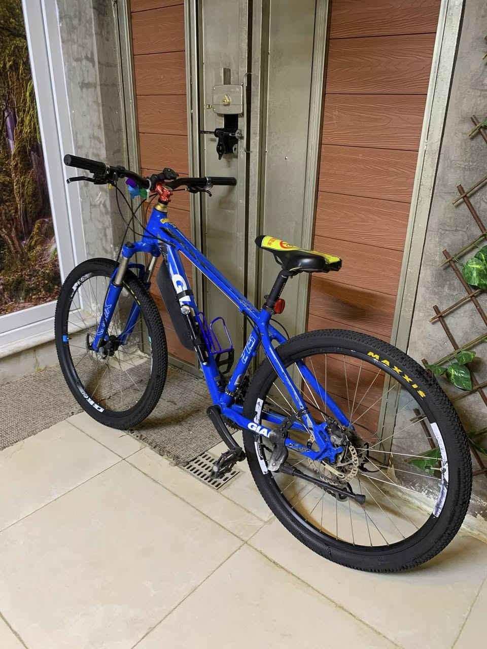 🚲 للبيع: بايسكل جبلي جاينت (GIANT) أصلي - بحالة ممتازة🟦

جبلي (Mountain Bike) هاردتيل.⛰️

 (الفريم): ألمنيوم خفيف جداً وقوي (Aluxx Aluminum)، تصميم هيدروليكي مريح للمسافات الطويلة.✅

(الإطارات): تايرات أصلية ماركة Maxxis (ماكسس)✅

ويلات ألمنيوم دبل وول ديسك (Giant GX28)، قوية وتتحمل الصدمات.✅

منظومة سرعات متعددة (شفترات شيمانو) مع دنديل ثلاثي أمامي يوفر سلاسة تالية🟥

(المساعد الأمامي): مساعد أمامي (Fork) يمتص الصدمات بشكل ممتاز، يمنحك راحة كاملة بالمطبات🟦

حجم(27.5)

السعر-350 الف

العنوان بغداد مدينة الصدر
للتواصل ***********
