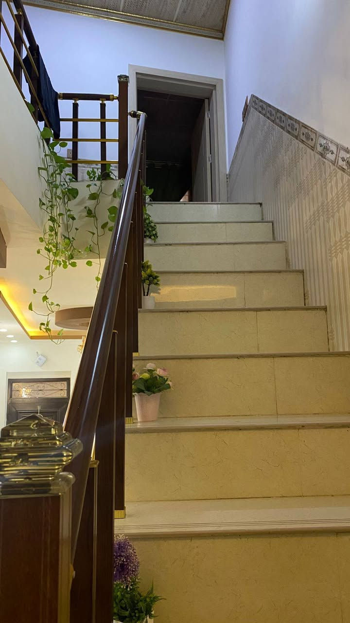بيت للبيع اغا خليفه موقع مميز قريب عل شارع العام (طابو صرف)  مساحه105متر خلف البيت مشتمل مساحه50متر جاهز البيت منطي ايجار  بناء البيت طابقين عدد غرف نوم3
استقبال مجمع درج 
مطبخ حار بارد حمام صحيات  كاشي سيراميك سقف ثانوي 
كراج سياره السعر90مليون وبي مجال رقم الهاتف***********واتساب

