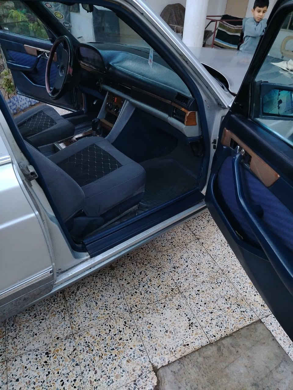 مرسيدس رئاسي موديل ٨٨. محور ففتي  مكينة وكير جدد صدر جديد. رقم أنبار مشروع وطني. نقص تبريد. مكاني ديالى بعقوبة ***********. السعر. ٤٥ وبيهة مجال.
