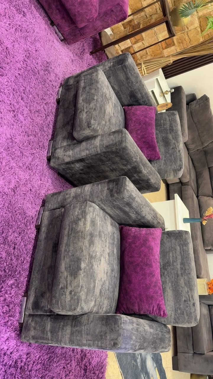 طقم كنب صوفا بيد modern 🛋️ بمواصفات عالية جداً 💯
📍مكون من ثلاثيه 🛋️ عدد 2 و مفرد 💺عدد 2 🤍
📍نظام جكات لكامل القطع لتصبح كل قطعه عباره عن تخت 🛌 
📍 داخل كل قطعه Box للتخزين 📦
📍 مقاعد اسفنج ضغط عالي "مريح جدا" 🤍
📍خشب سويد 🪵 صلد 💛✨

📍 أستخدام بسيط جداً بوضع الوكاله ✨ ) ،


**إذا كنت صاحب هذا الإعلان وتريد حذفه لأي سبب، رجاءا أرسل رسالة إلى الدعم الفني**