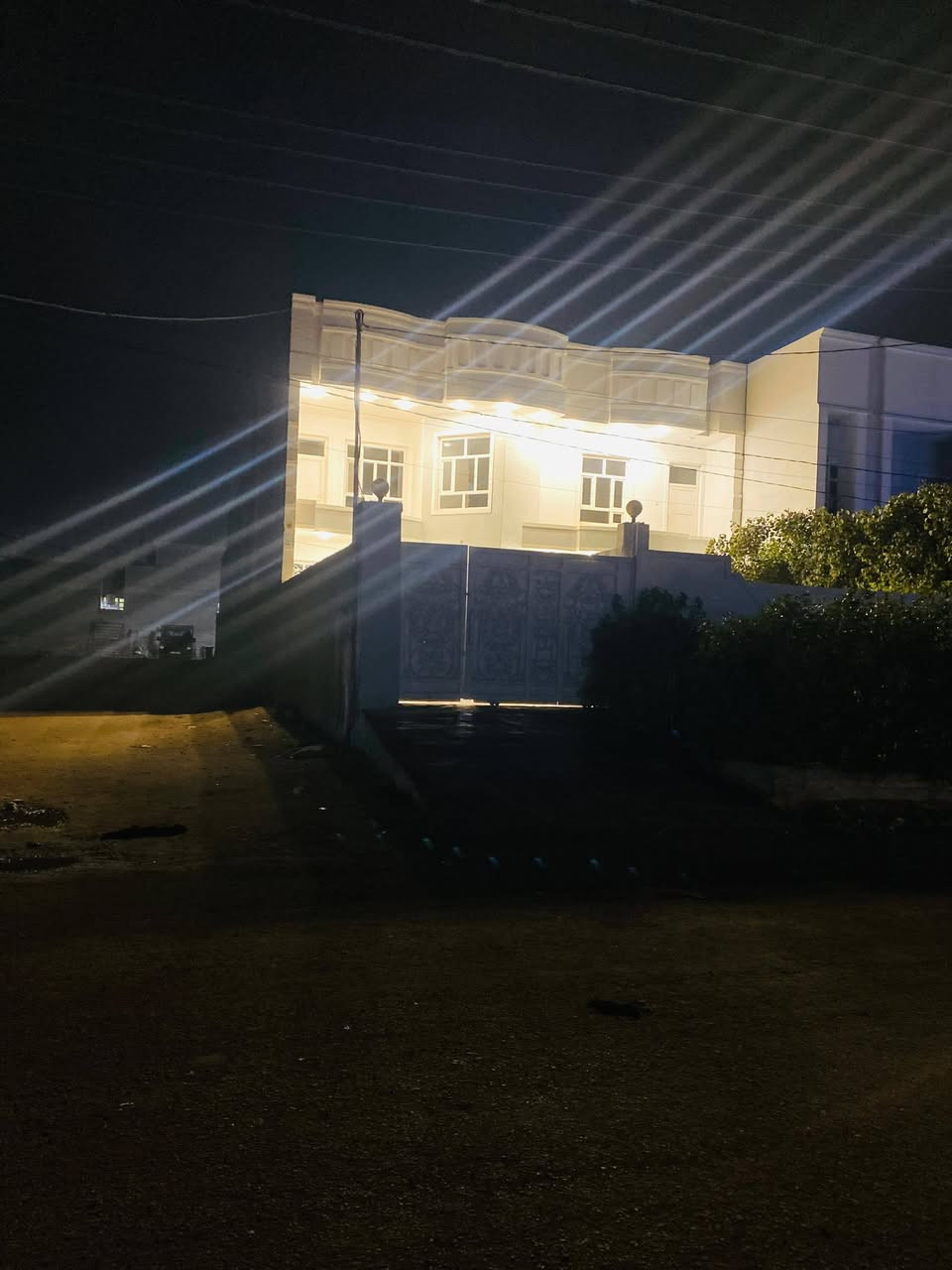 دار للبيع الفلوجه حي الأمين قرب جامع السلام شارع 20  المساحه 250 متر سند واقع حال 375 متر 5 غرف نوم بيت جاهز السعر 285 مليون  للتواصل  ***********  / *********** / ***********/ غير متواجد على الفيس
