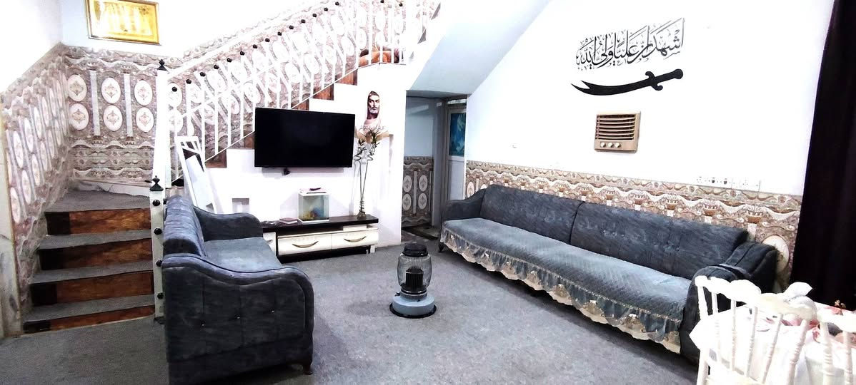 دار للبيع او المراوس المساحة 117 متر
يتكون من غرف عدد 2 وحدة فوگ ووحدة جوة قياس كل غرفة 5-4
مطبخ 4-3
حمام داخلي 2-2
حمام خارجي 1-1
منور 
صالة كبيرة
استقبال 4-3
سطح واسع
وگراج واسع
مكان البيت حي الامير خلف الصناعة وتؤدي اليه عدة طرق مـِْن شارع الفرات وشارع الامير وشارع الصناعة بيت متكامل من كل الخدمات 
للأستفسار الاتصال ***********
