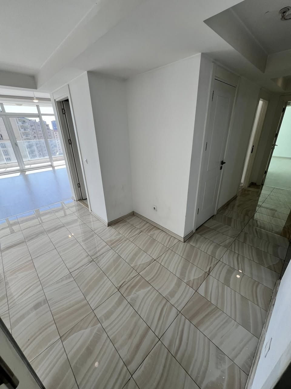 امباير وينگ  empire wing
للايجار
غرفتين نوم ماستر 
مطبخ معزول
٣ حمامات
تلفون و واتساب/ ***********
