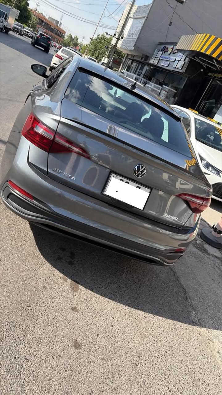 السلام عليكم
Volkswagen Jetta Sport 2023
للبيع جيتا موديل 2023 مواصفات سبورت 
1.5 turbo 
سايد بريك بصمة 
شاشة الكتورنية 
وضعيات قيادة Normal Sport Eco
رادار امامي
ماشية 37 
السيارة حادثها قطعة وحدة صبغ بنيد مبدل دعامية بلادي وبيها ملاحظة بسيطة بالباب
سعر 137 
للاستفسار ‭***********‬
