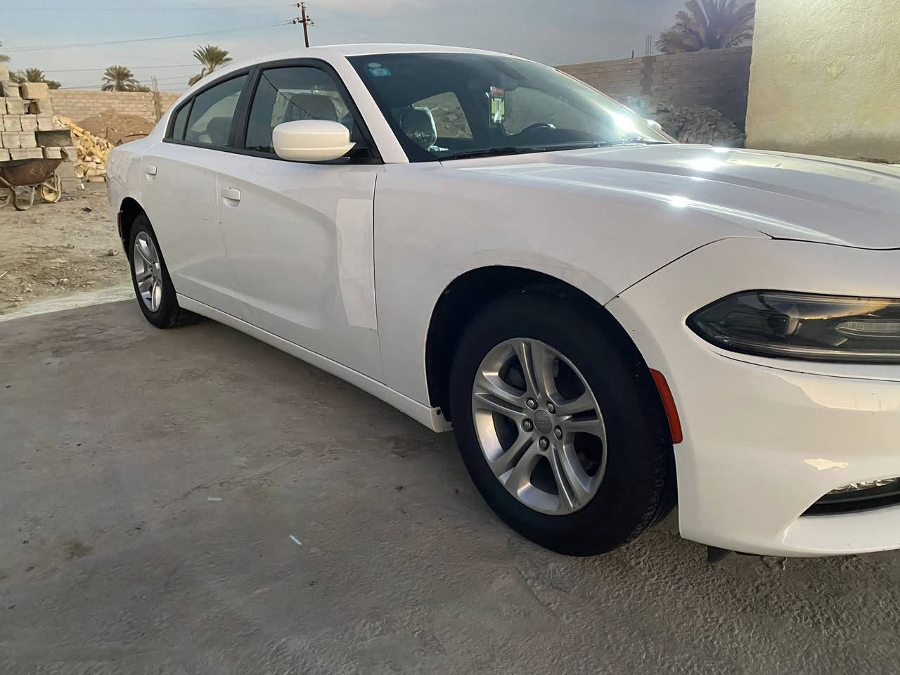 تشارجر موديل 18 اصل دخول جديد بكتاب ضباط بيها صبغ بنيد فقط ماشيه 99 وبيها بارد بالجهه الي عكس السايق رقم بغداد مداور ثاني يوم مكان السياره الناصريه 
السياره معروضه ب210 وبيها مجال بسيط 
للاستفسار الاتصال ***********
