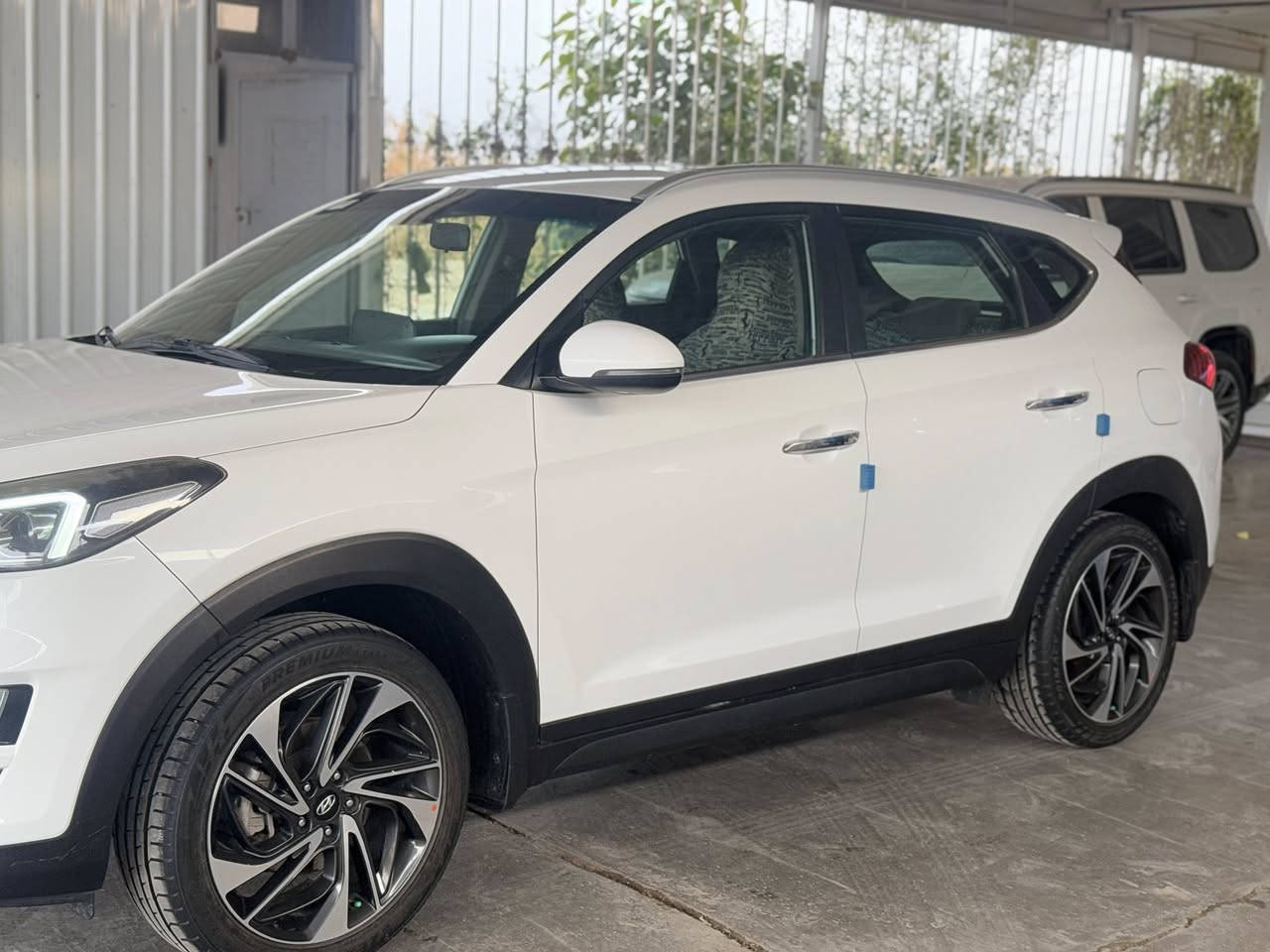 السلام عليكم /
للبيع  توسان 2019خليجي 
المواصفات 
فول تحكم ستيرن 
مري شفط 
حساس امامي
حساس خلفي
اشاره بالمري
كامره خلفيه
ترحيب عند الاقتراب
تبريد قطعتين
ثلاث انظمه قياده 
مدخل UBS-AUX
بلوتوث 
سايد بريك بصمه 
٢ عدد بصمه
مكينه 2000
بردات خلفيه بالابواب
مانع انزلاق 
5 ويل كب حجم 19
لد نهاري 
لايت زنون 
٢ كوشن كهرباء 
داخل كوشنات جلد 
مكفوله كفاله عامه
سياره ماشيه 123 
رقم اربيل دولي 
تحويل او وكاله 
السعر /200 $ 
عنوان  / واسط /العزيزيه  
هـ /‭0771 456 8995‬
     / ***********
