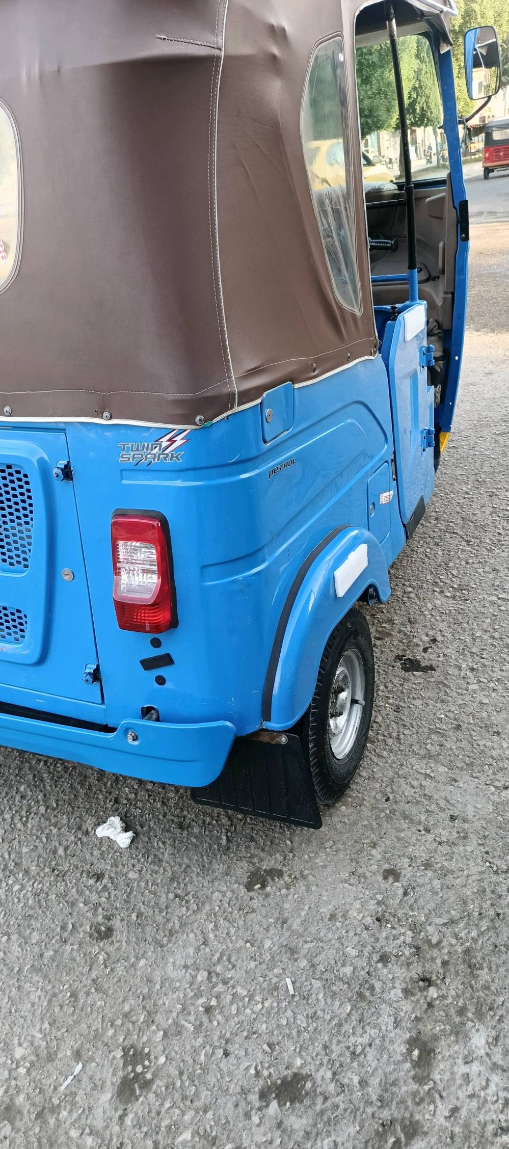 تكتك 22 شهر 9 مرقم كربلاء تحويل ثاني يوم بأسمي
بيها ضربة فوك الجاملغ الايسر ومعدلة ع حار يعني معجون وصبغ ما مبينة التكتك خير من الله ربع مذب عليها گبل للشارع
  مكاني كربلاء حي النضال التكتك نصبة حلوه وشوفت عينك واحلا من الصور ما تعجبك الله يسهلك بغيرها
***********