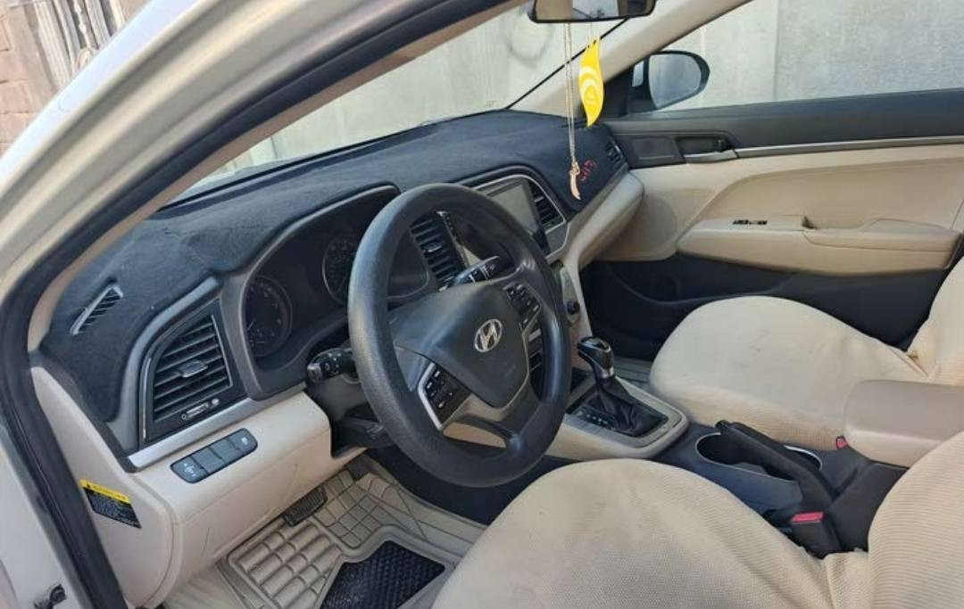 النترا موديل 2017 رقم بصرة دولي لون ذهبي محرك 2000 دوش السيارة داخل بيجي مكفولة من الصبغ ماعدا ربع باب خلفي الجهه اليمنى 
حساس خلفي كامرة هزه جديدة سنويه 2029 بسمي السعر 122 الاتصال ***********
