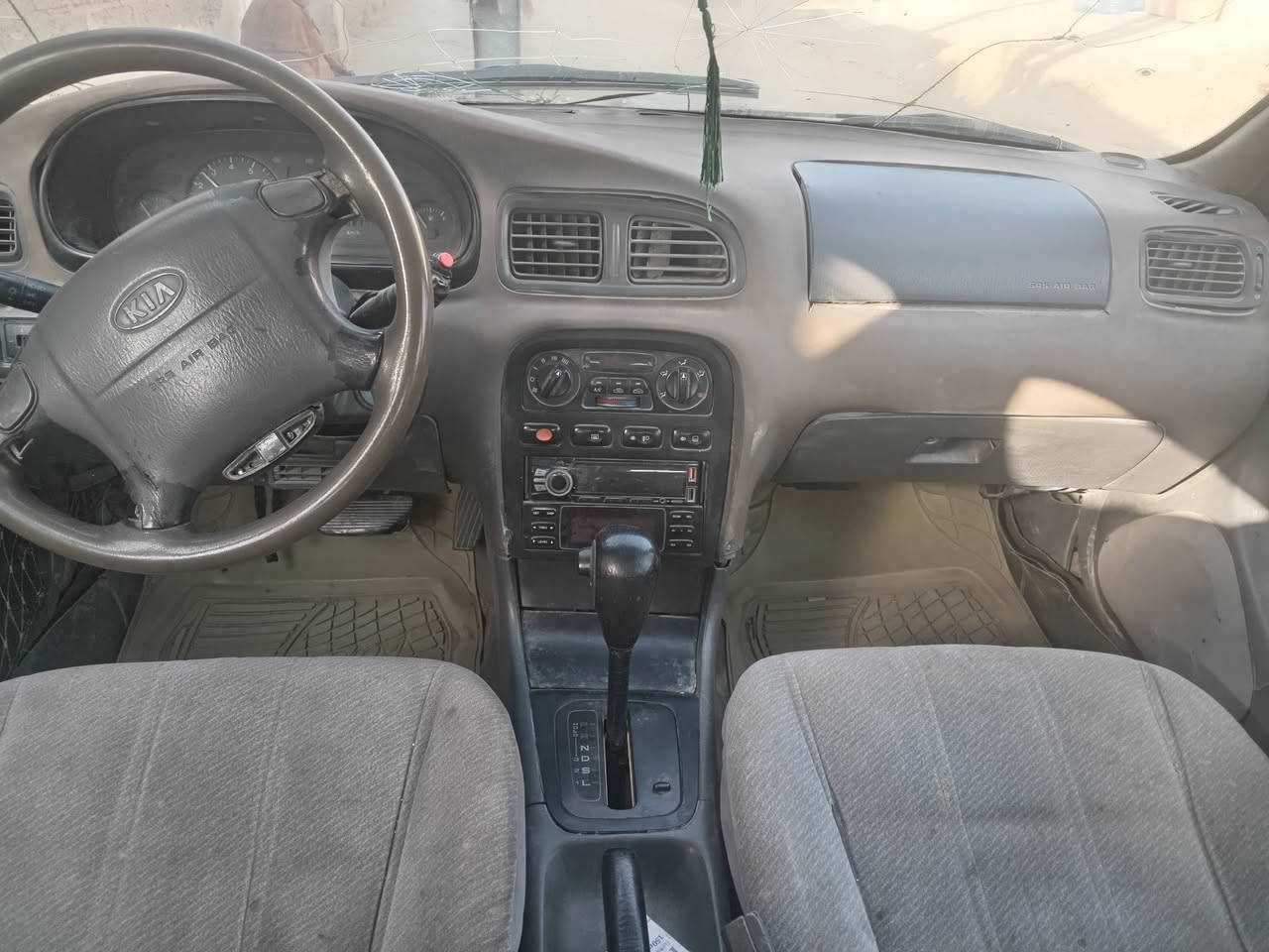 السلام عليكم اعيد النشر بسبب الوعود الكاذبه  كيا كريدس مديل ٩٥ رقم ديال مشروع وطني راعيها بغداد يريد مداور سنويه نهايت ٢٩ مكينه حاويه شادلها وكير كفاله التبريد مايشتغل سياره جاهزه شغل وطلع وين مايعجبك بيها فد ملاحضات كلش بسيطه السعر ٢٧ وبيها مجال للشراي  مكان السياره ميسان رقم الهاتف ***********
