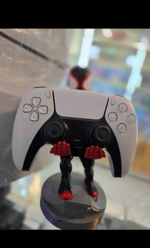 Ps 5 slim standard 
1 Mantte original 
Lita 10/10


**إذا كنت صاحب هذا الإعلان وتريد حذفه لأي سبب، رجاءا أرسل رسالة إلى الدعم الفني**