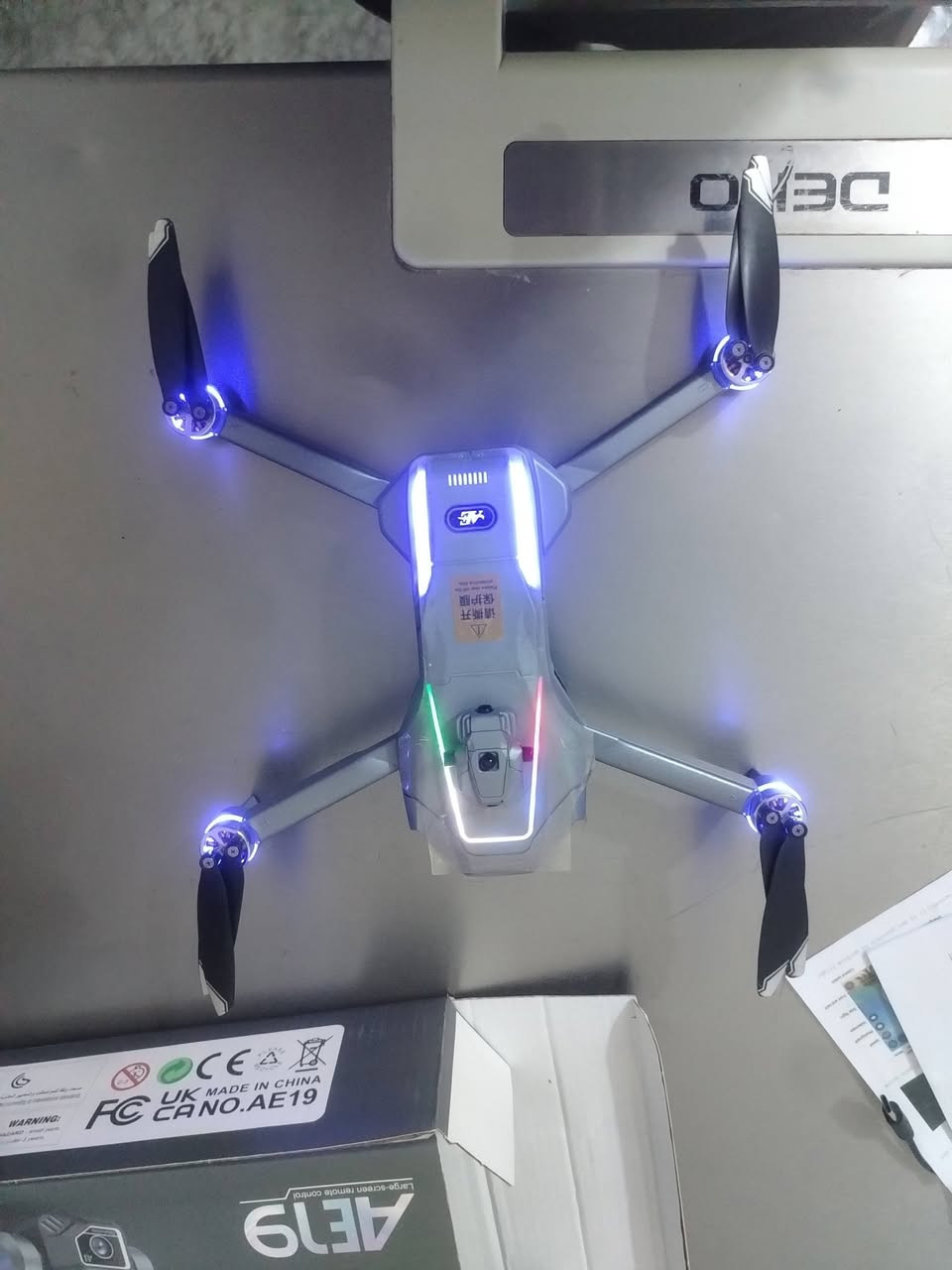 السلام عليكم درونae19 pro max اصلية بعدها بالاستيك مالها جديدة مستخدمة فقط للفحص بيها لون اسود على الجانب الأيسر يروح ترة بس لون اصلية، الملحقات/كيبل شاحنة، رام،الفلاش مال رام، واربع بسامير صغار احتياط، ودرنفيس صغير،وريش احتياط/المواصفات/
                      

​تتميز الطائرة بتصميم قابل للطي لسهولة الحمل، مع إضاءة LED مدمجة لتعزيز الرؤية.
​تأتي مع جهاز تحكم عن بعد متطور مجهز بشاشة مدمجة لعرض بث مباشر للفيديو أثناء الطيران.
​تحتوي على كاميرا مدمجة مع نظام تثبيت، وتدعم تسجيل الوسائط عبر بطاقة ذاكرة خارجية.
​تستخدم بطاريات قابلة للإزالة والشحن السريع عبر منفذ USB-C لضمان استمرارية التشغيل.
​تتوافق مع تطبيق خاص للهواتف الذكية للتحكم الكامل، وهي مخصصة للفئة العمرية 10 عاماً فما فوق. 

السعر: 🔥115🔥وبيه شوية مجال🔥


**إذا كنت صاحب هذا الإعلان وتريد حذفه لأي سبب، رجاءا أرسل رسالة إلى الدعم الفني**