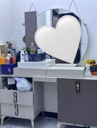 لام عليكم اثاث كامل للبيع مابيع كلشي وحد  غرفة نوم 8 قطع أضرار بسيطه  ...