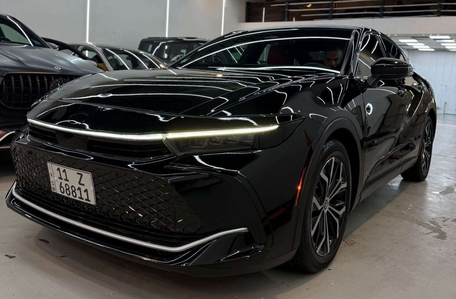 � للبيع: Toyota Crown 2023 🚗
او موراوس برانكو 

🔹 الموديل: 2023
🔹 النوع: تويوتا كراون
🔹 المحرك: 2.5 لتر هايبرد (4 سلندر)
🔹 القوة: حوالي 236 حصان
🔹 ناقل الحركة: أوتوماتيك CVT
🔹 نظام الدفع: دفع رباعي (AWD)
🔹اللون الخارجي: (اسود)
🔹 اللون الداخلي: (جلد احمر)

✨ المواصفات:
• شاشة معلومات وترفيه كبيرة مع نظام 
• نظام صوتي jbl
• حساسات أمامية وخلفيي
• مثبت سرعة راداري
• نظام المحافظة على المسار
• فتحة سقف (بانوراما)
• مقاعد جلد فاخرة مع تدفئة وتبريد
• دخول ذكي وتشغيل بصمة
• إضاءة LED كاملة
• نظام الفرملة التلقائية
• تنبيه النقطة العمياء
• تنبيه التصادم الأمامي
• وسائد هوائية متعددة

📌 الحالة: (ممتازة / شبه جديدة)
📌 السعر: (٢٩٠)$ ورقه 
📌 الموقع: بغداد 
الشراي يتفضل خاص ❤️

‭٠٧٨٣ ٨٠٠ ٢٢٣١‬
