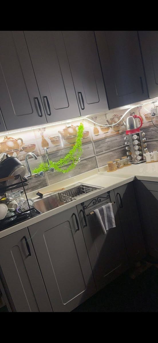 السلام عليكم كاونتر للبيع بعده جديد استعمال شي قليل كلش السعر مليون وربع مكان حي القاهره ***********
