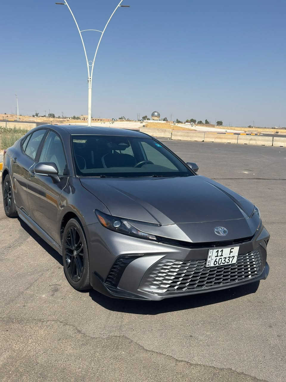 📣 للبيع فقط (بدون مراوس) ❌
تويوتا كامري هايبرد 2025 (Toyota Camry Hybrid)
 الوارد: أمريكي 🇺🇸
 الفئة: SE
 المسافة المقطوعة: 8 آلاف ميل فقط (بحالة الزيرو) ✨
 اللون الداخلي: جلد أسود
⚙️ المواصفات والأنظمة:
 بصمة تشغيل ودخول ذكي
 رادار نقاط عمياء (Blind Spot)
 رادار تحديد مسار وتنبيه الخروج عنه
 شاحن وايرليس للهاتف
 تبريد قطعتين (أمامي/خلفي)
 تدفئة مقاعد (كراسي) + تدفئة مقود (ستيرن)
 كراسي تحكم كهربائي
 ويل كب حجم 19 إنش مميز
🛠️ حالة البودي والإيرباك:
 الضرر والصبغ: صبغ البنيد فقط.
 الإيرباك: إيرباك الاستيرن (المقود) فقط.
 ملاحظة: الجاملغ راجع بارد (بيدار شركة) بدون صبغ.
 (صور الحادث مرفقة مع المنشور)
📄 الأوراق والملكية:
 الرقم: بغداد الدولي (مرقمة وجاهزة)
 الملكية: باسمي، والتحويل مباشر وبدون أي تأخير.
📍 المكان والسعر:
 مكان السيارة: صلاح الدين - سامراء
 السعر: 216 ورقة ($21,600) وبيه مجال بسيط حق الجية والشراي الصامل ما نقصر وياه.
📞 للاستفسار والتواصل:
 رقم الهاتف: ***********

