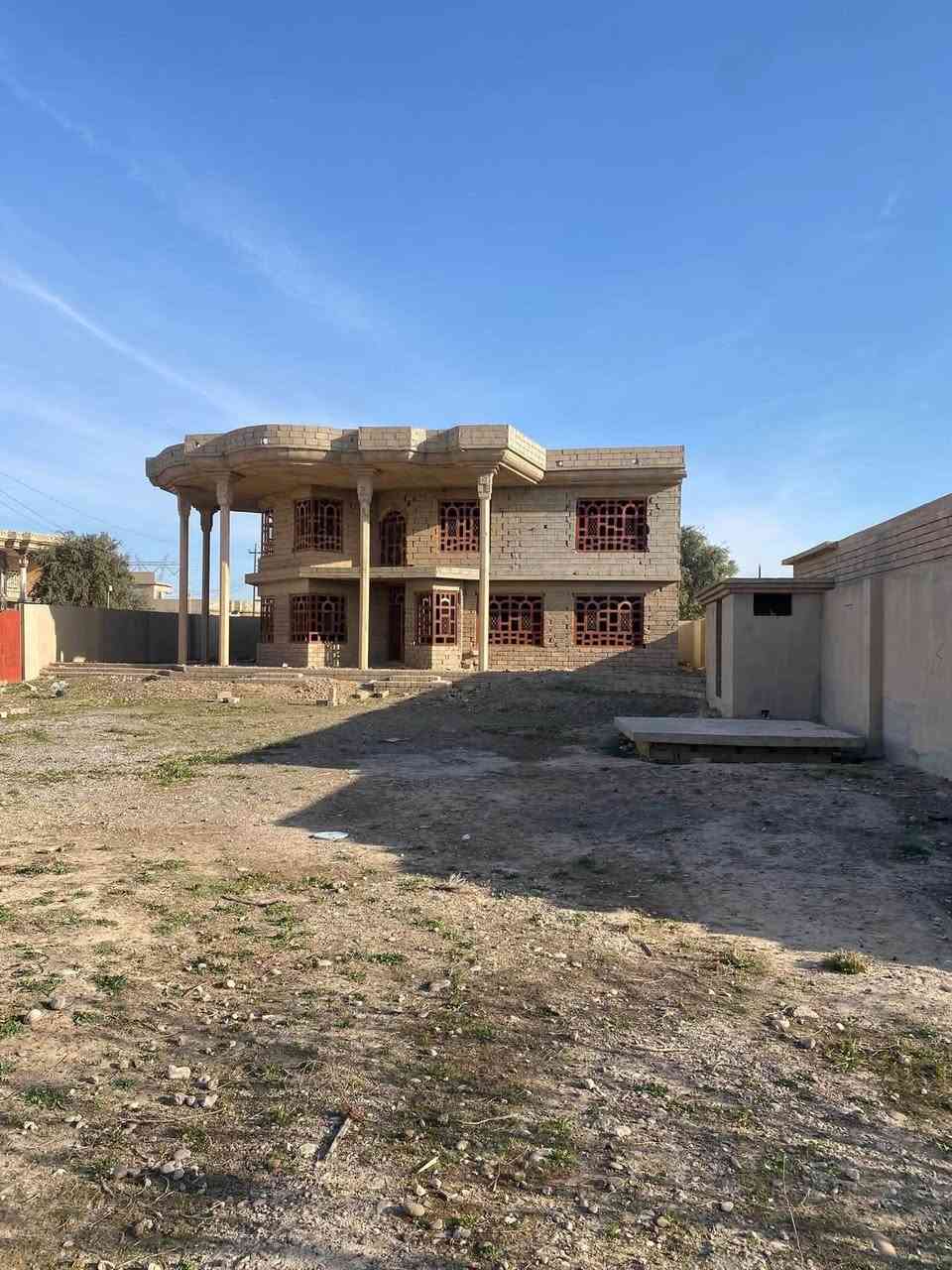للبيع هيكل مساحة 650 متر طابو صرف حي الاسمدة مباشر على شارع 30 الدار 6 غرف نوم استقبال صالة داخلية مطبخ حار بارد صحيات دخلية ارضي طابق ثاني صحيات خارجية للاستفسار مراسلة الصفحة او الاتصال على الارقام التالية 
***********
***********
