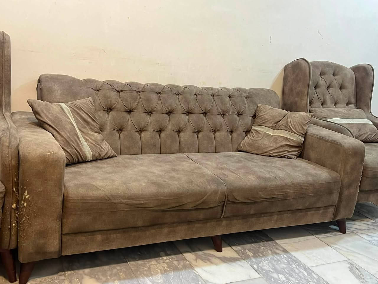 السلام عليكم تخم للبيع 8 مقاعد السعر 250 بي مجال بسيط العنوان الشعب ***********
