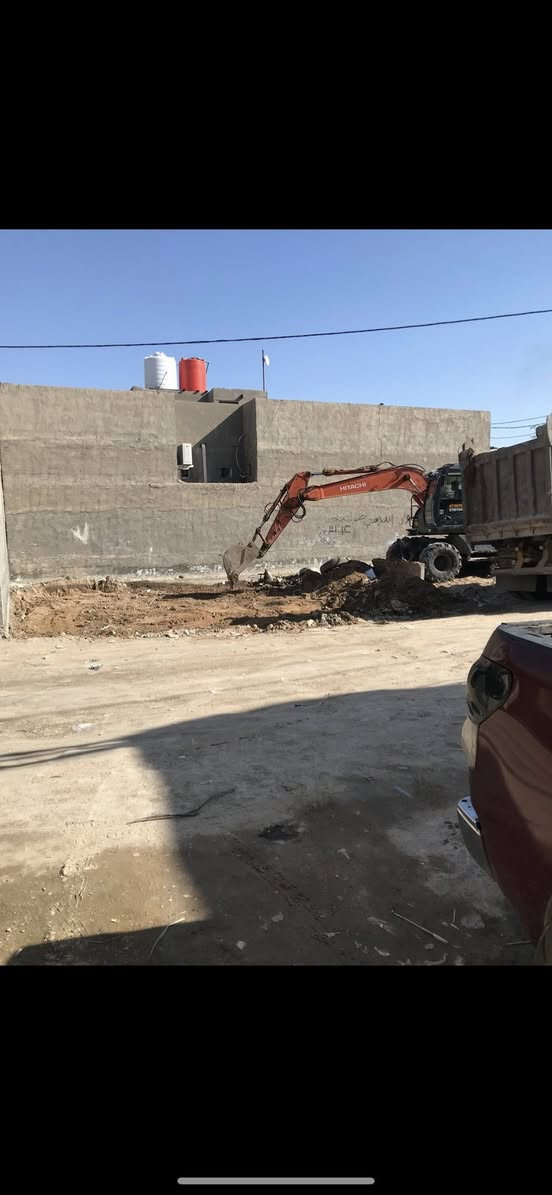 اليوم وبفضل الله 
تم قلع قطعة أرض بمساحة 200م في( المطيحه ) قرب 
(شط المحجر) ونم نقل الأنقاض ودفنها بالأسمنت وبالسبيس وحدلها طبقتين للأستفسار  ***********. أو ***********
