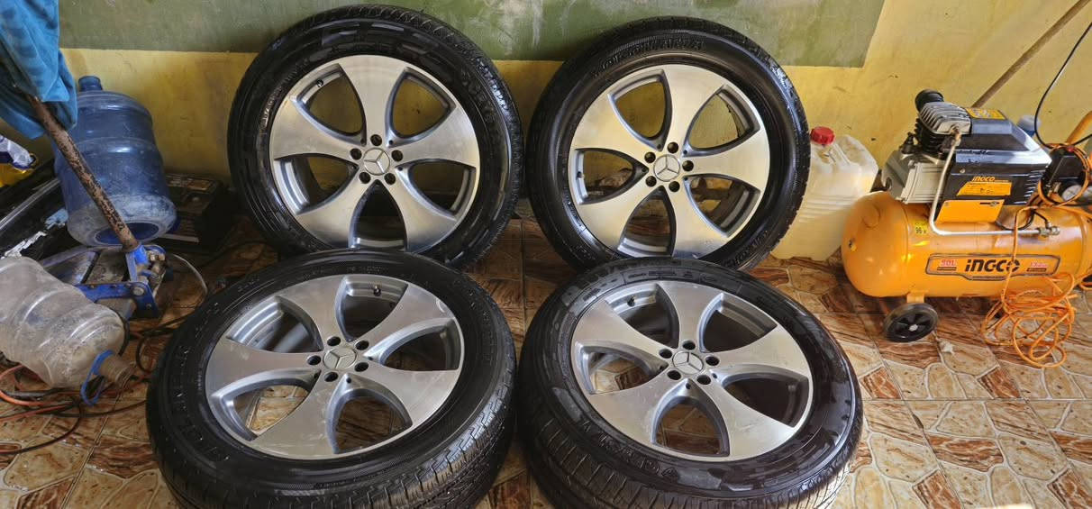 ويل مارسيدس اصلي جحم 20 مع اطارات حجم 285\50 حالة الوياله نظيف مستعمل قليل
مكان ديوانيه 

سعر 4 ورقات 

التواصل *********** واتساب
