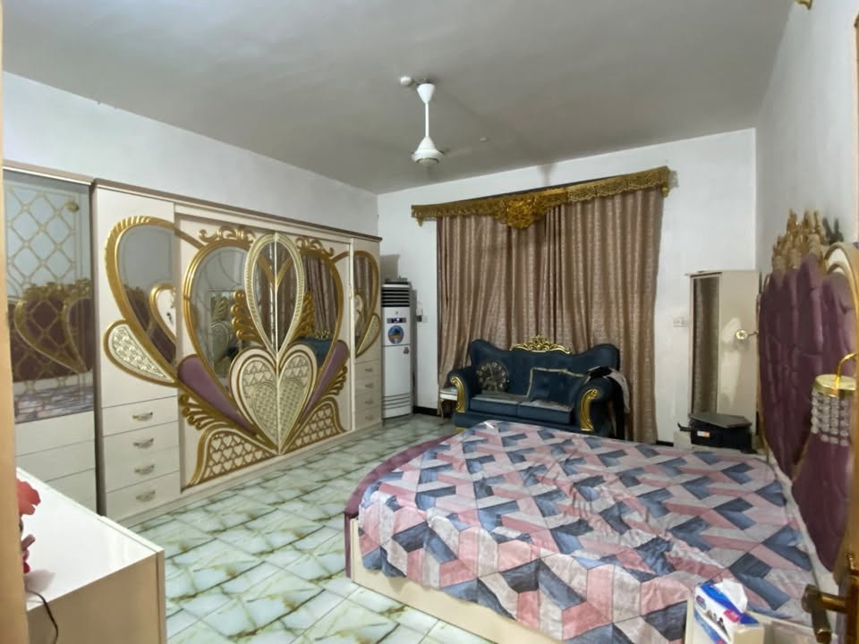 🚨 تم تخفيض السعر من 170 إلى 155 وهم بي مجال (لسرعة البيع لدواعي الحاجة)
🚨🏠 عقار للبيع: بيت طابقين بمساحة ممتازة وشارع عريض وساحة .

📍 الموقع: واسط - قضاء الصويرة - حي العسكري.📐 

:المساحة: 200 متر مربع (بناء طابقين كامل وجاهز للسكن).

الطابق الأرضي (الأول): غرفتين نوم + صالة + استقبال كبيرة + مطبخ + مجمع صحيات.

الطابق العلوي: غرفتين نوم + مجمع صحيات.

النواقص: البيت مكتمل وجاهز من الداخل تماماً ومجهّز للسكن الفوري، النقص فقط في (الواجهة الخارجية والستارة )، وتكدر تسكن وتكملها .
للاستفسار :***********
