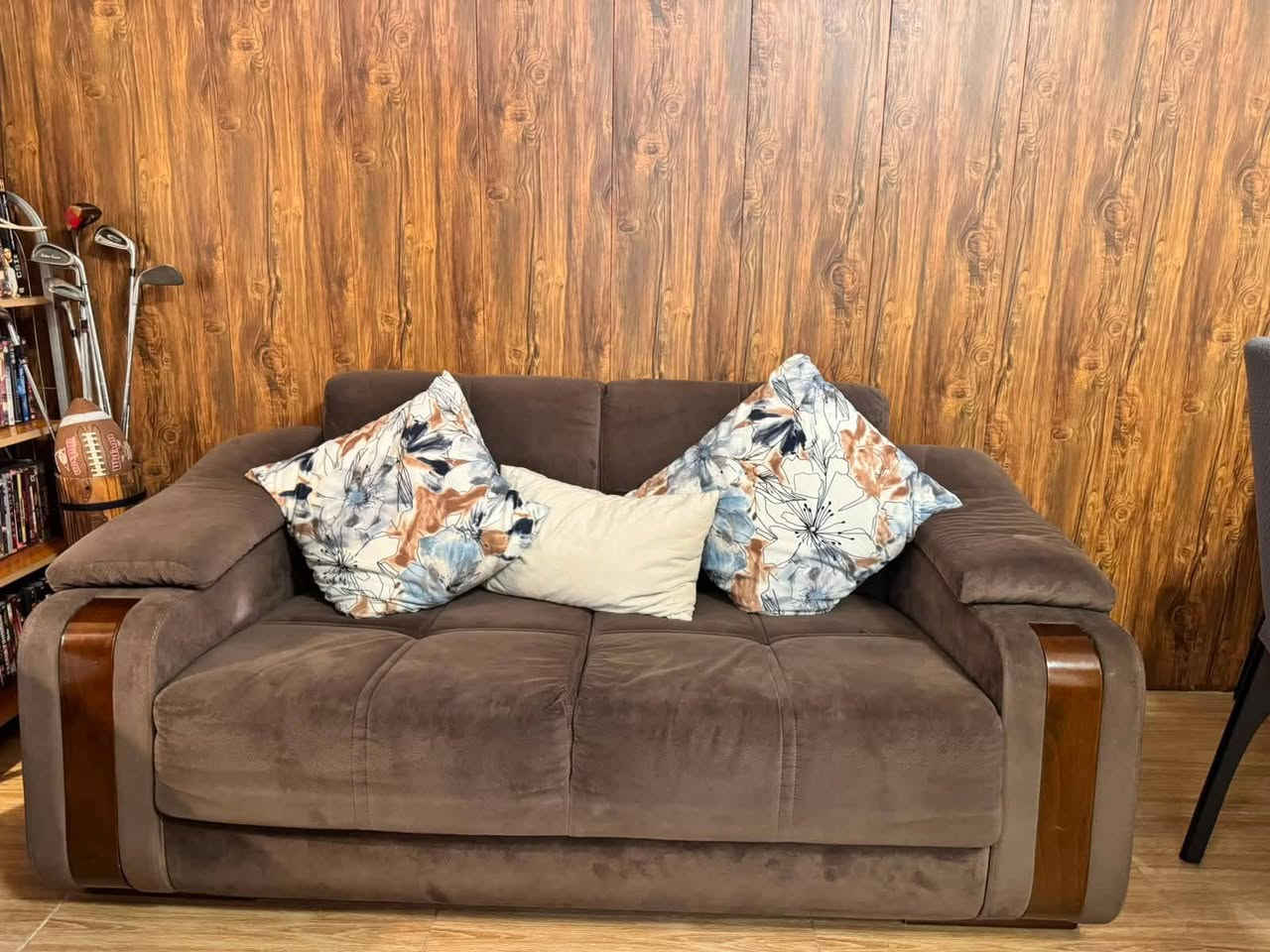 🛋️ تخم قنفات تركي ثقيل الوزن، مستخدم استعمال نظيف جداً.

✅ يتكون من 10 مقاعد
✅ يحتوي على مخزن داخل جميع القنفات
✅ يتحول إلى سرير (باستثناء الكراسي المفردة)
✅ بحالة جيده وجاهز للاستخدام

💰 السعر: 750,000 دينار عراقي

📍 العنوان: بغداد – حي الجامعة

📞 للتواصل: ***********
