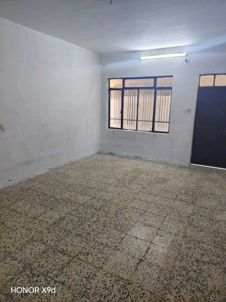 بيت الايجار حي البكر غرفتين نوم وهول واستقبال مطبخ وصحيات  قرب مدرسه الرقم  ***********/ ***********          مكتب تاج الملوك    350/السعر
