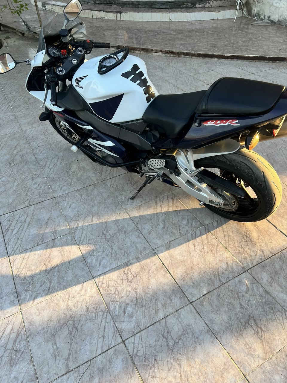 من رخصة الادمن / هوندا cbr دفل فاير بليد 954 دراجه كفاله عامه سكيورتي وياها سويجات ثنين مال جناي عليها ترتيبات وادامه بانزين كله محسن دراجه مرتبه وحلوه ويعرفون جناية ال 954 هاي دراجه شنو اوراق الگمارگ مال بصره موجوده واوراق المحل الطالعه منه موجوده دراجه جاهزة مناقصها شي 

سعرها 30 وبيها مجال للشراي ما اوگف ويا 

اخوان اللي يشوف الدراجه غالية علي يذكرنا بكلمة طيبة وان شاء الله يصعد اغاتها 

عنواني / بغداد جسر المثنى/ ***********
