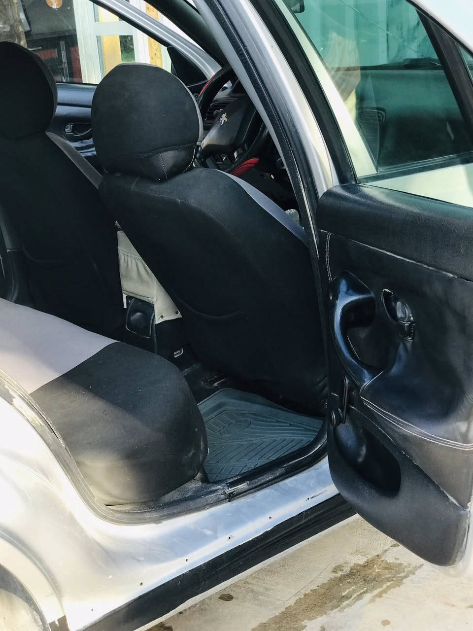 سلام عليكم للبيع بيجو 406كلهة بلاديه رقم بغداد كير ومحرك شرط السيارة مال بيت غرفتهة نضيفهة كامله مكمله ترهم مراوس هم  مكان السياره ديالى الاستفسار 
***********
