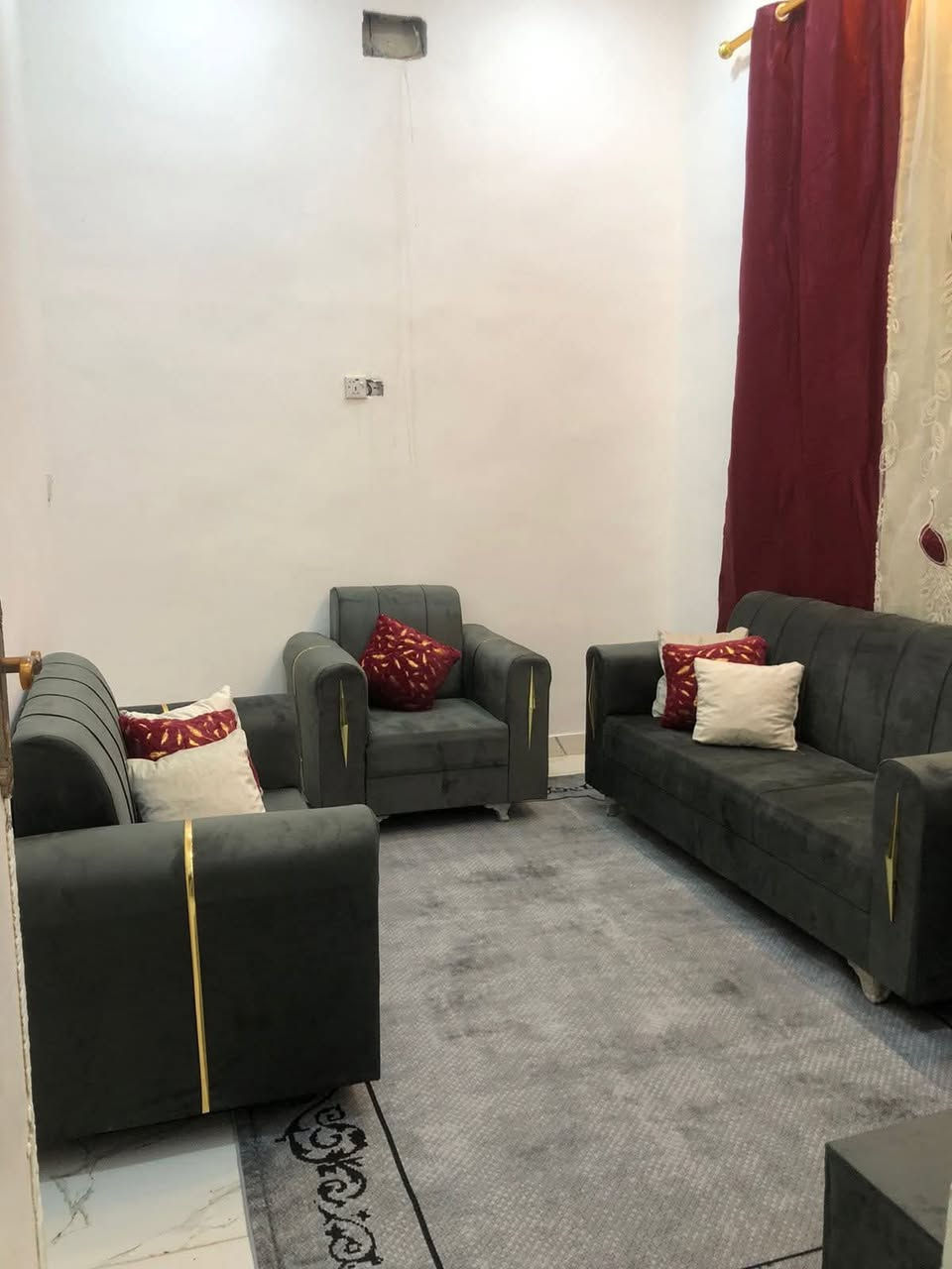 سلام عليكم بيت لبيع 50 متر شارع نسائم النخيل سعر 125 وبيه مجال ***********
