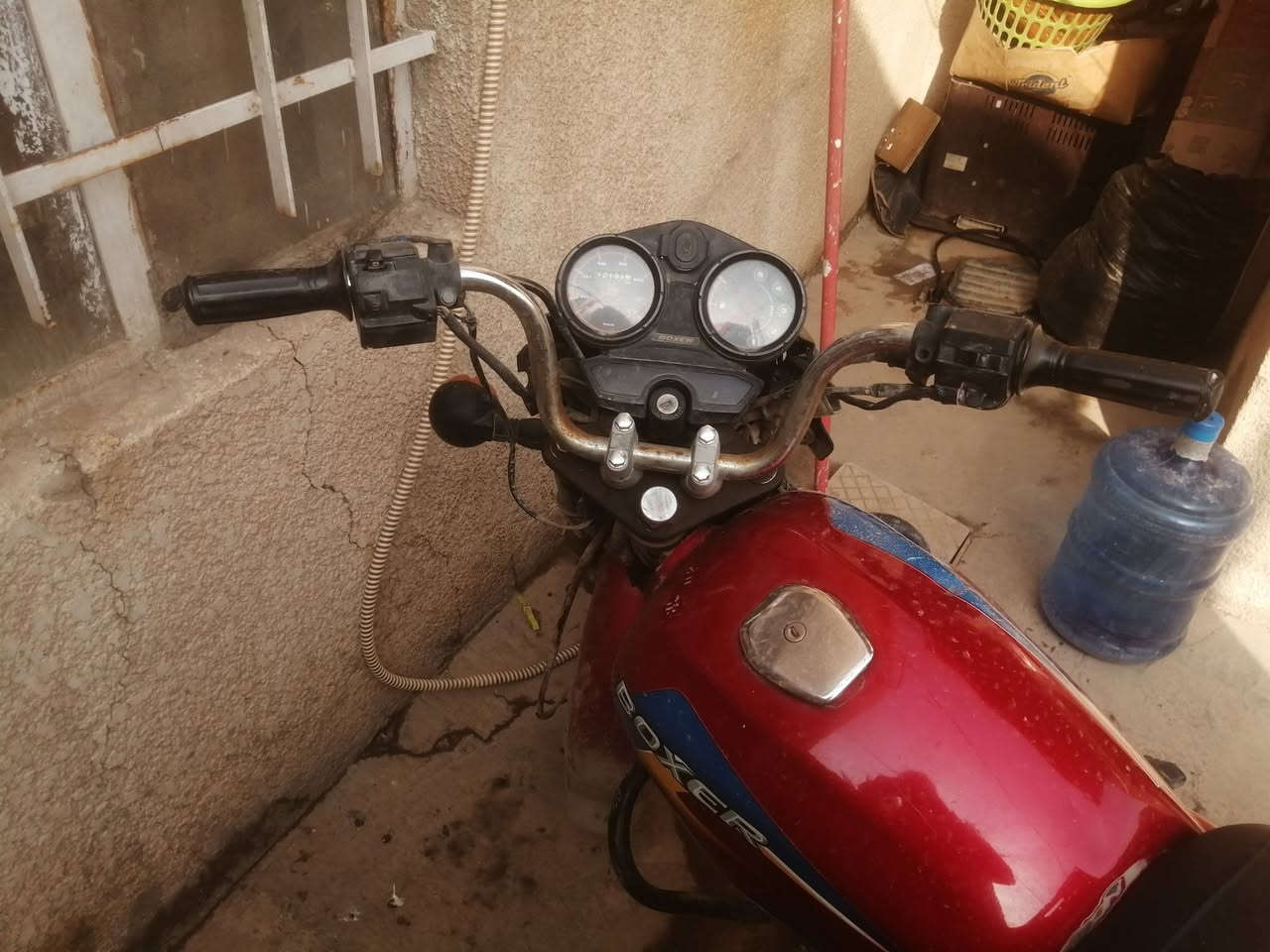 السلام عليكم.... من بعد أدمن الكروب الطيب...... بوكسر موديل 20 كلاسك أوراق فقط بسمي.عندي تانكيها  البانزين إسم زرف من جوة بس من افول ها اتضل تنزل بس بصورة قليل جدا
أيدها 800 وبيها مجال الى700 حك الجية
هذا رقمي. ***********
